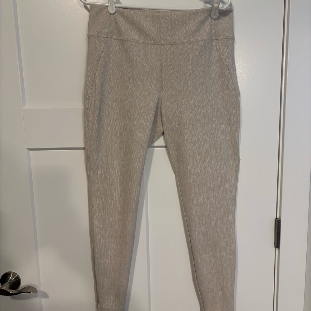 ATHLETA PANTS SLIP ON  SIZE LARGE 
CREAM COLOR COMFORTABLE & STYLISH